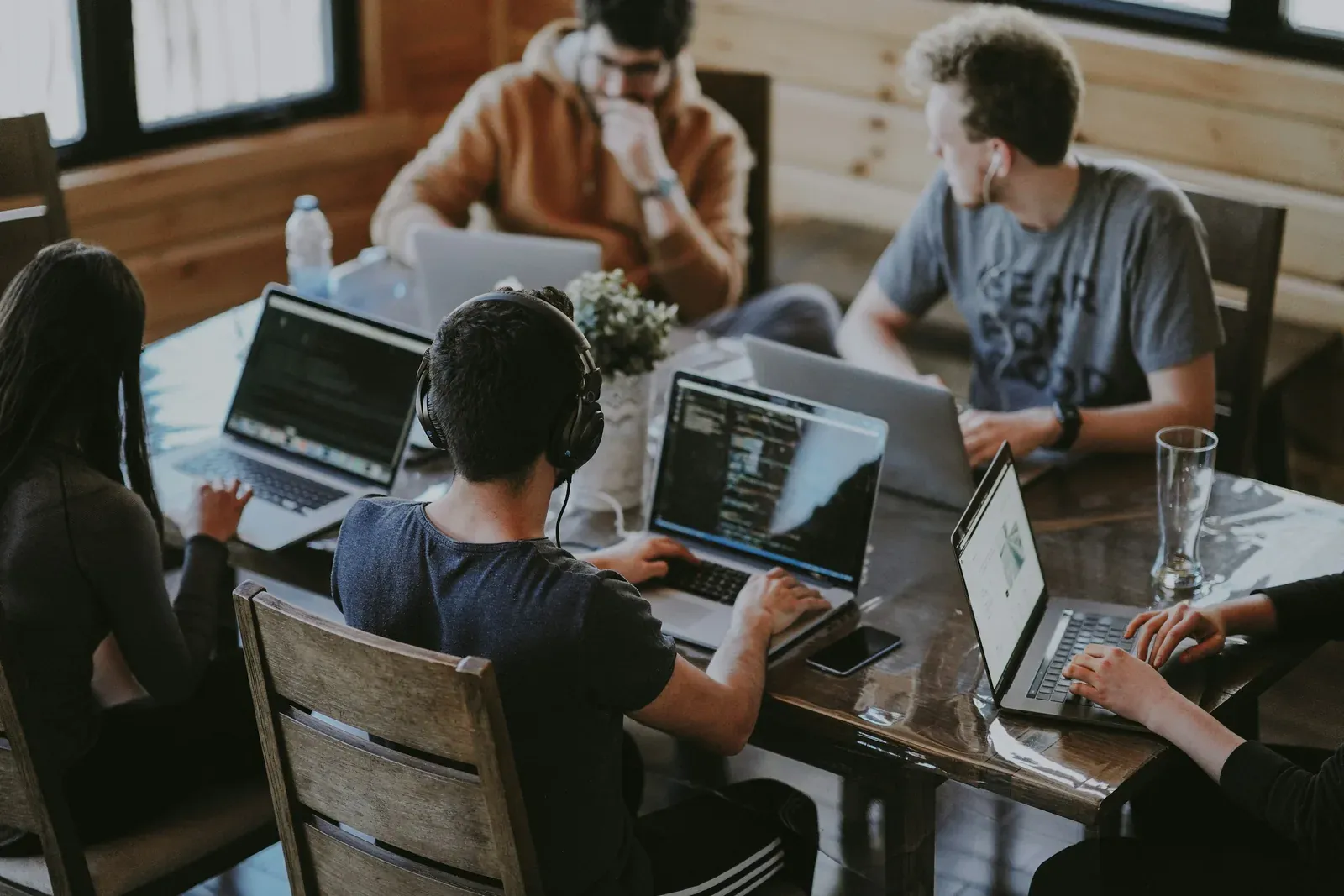 Tim Beresin Digital berkolaborasi mengerjakan proyek digital