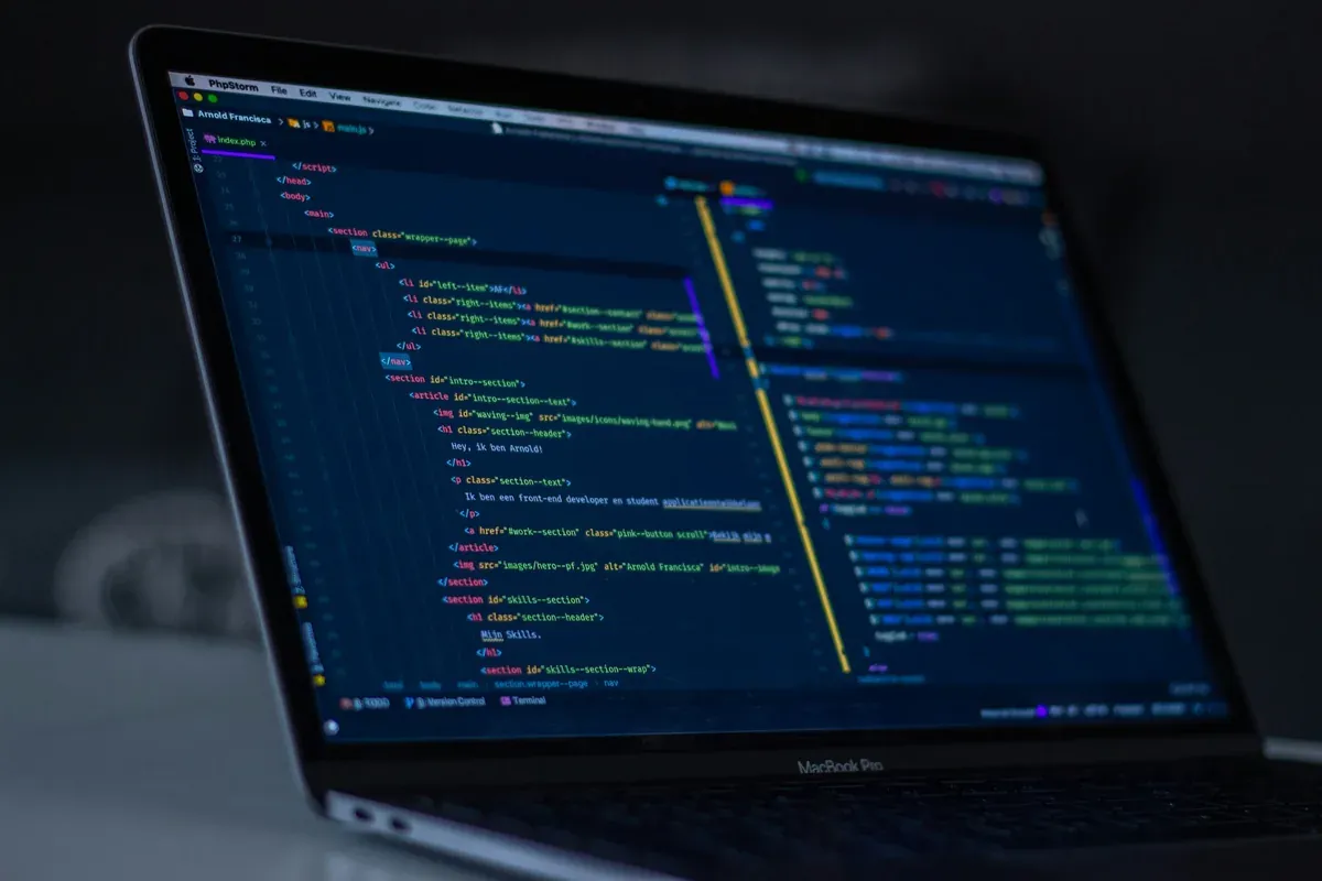 Kode program di layar untuk pengembangan website dan aplikasi